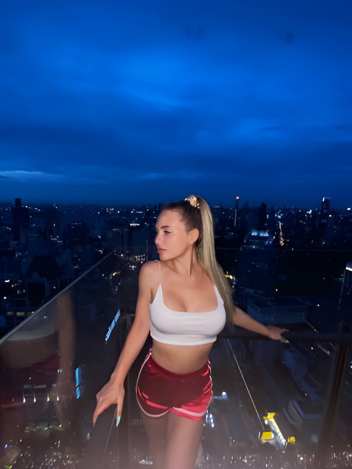 Лаура привлекальеная девушка из Рощино цена от 2500 руб