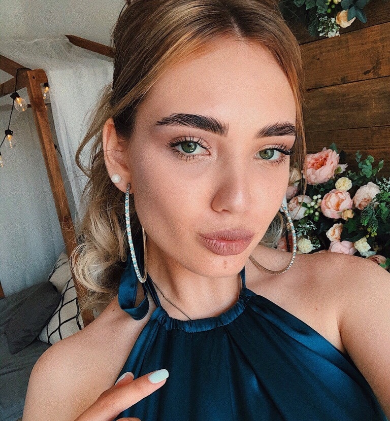 Ева привлекальеная девушка из Рощино цена от 3500 руб